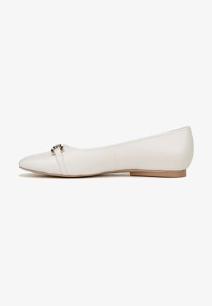 Witte leren balletschoenen met een spitse neus en een klein details van goudkleurig hardware op de wreef. Platter zool ontworpen voor comfort.