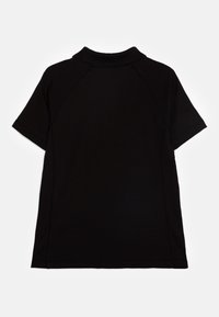 Svart kortärmad polo med krage, slät textur och raglanärmar; har rengjord sömnad och minimal design.