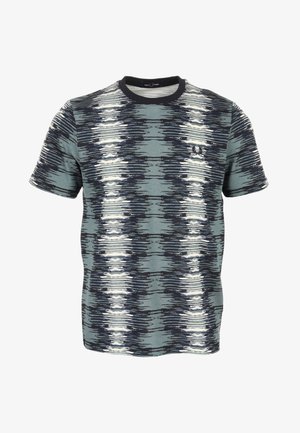 T-shirt à manches courtes couleur sarcelle avec un motif ondulé bleu marine et blanc, col rond, et petit logo sur le côté gauche de la poitrine. Texture de tissu doux.