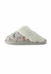 Grå slippers med hundespor og en hvid, fluffy top, flad sål og åben hæl, set fra siden.