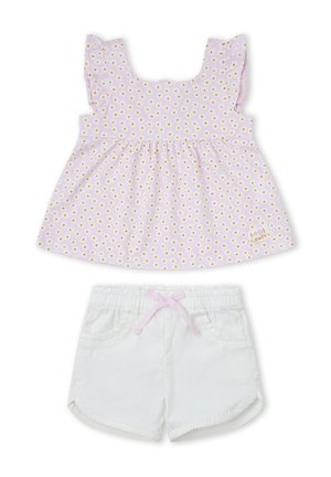 Top sin mangas rosa para bebé con estampado de margaritas amarillas y blancas combinado con pantalones cortos blancos con cintura elástica y lazo rosa.