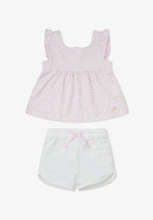 Top sin mangas rosa para bebé con estampado de margaritas amarillas y blancas combinado con pantalones cortos blancos con cintura elástica y lazo rosa.