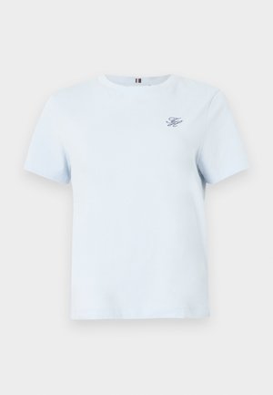 Tricou simplu bleu deschis cu mâneci scurte și guler rotund, cu inițiale mici brodate închis pe pieptul stâng.