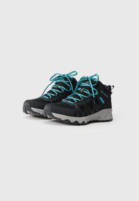 Scarpe da trekking nere a metà altezza con lacci turchesi e suole grigie, logo del brand visibile, posizionate fianco a fianco su uno sfondo bianco.