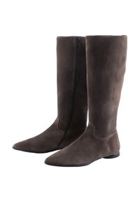 Bottes en daim marron, hauteur genou, avec un bout pointu et une fermeture éclair sur le côté ; texture lisse, design minimaliste et semelle plate en caoutchouc.