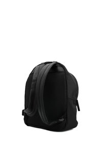 Zaino nero caratterizzato da un design minimalista, realizzato in tessuto resistente, con spallacci imbottiti e una forma arrotondata, che mette in mostra una superficie liscia.