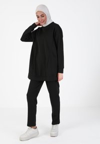 Modanisa REFKA  SET - Pantalones - black