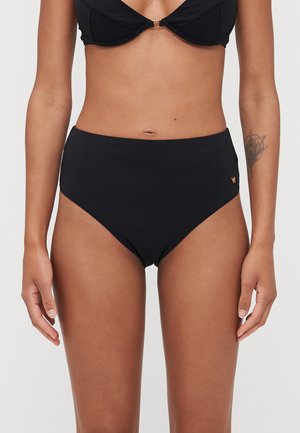 Melna augsta bikini apakšdaļa, izgatavota no gludas, elastīgas auduma. Satur diskrētu logo akcentu sānos. Tīrs, minimālists dizains.