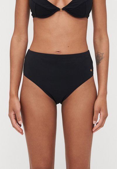 Mustat korkeavyötäröiset bikinit, jotka on valmistettu sileästä ja joustavasta kankaasta. Sivussa on hillitty logotunnus. Siisti, minimalistinen muotoilu.