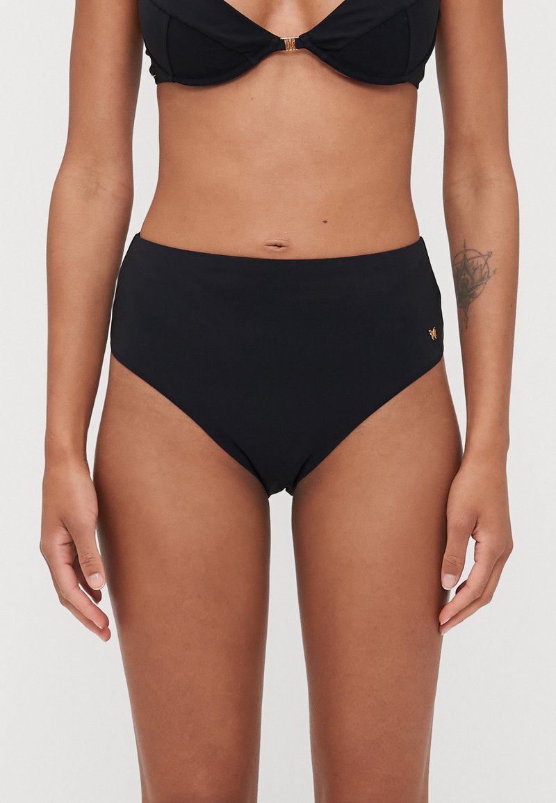 Chiloți bikini negri, cu talie înaltă, confecționați dintr-un material neted și elastic. Prezintă un accent subtil al logo-ului pe lateral. Design curat și minimalist.