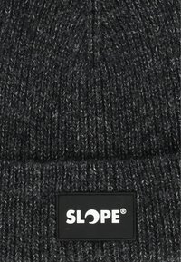 Strikbeanie i mørkegrå med lysegrå stænk, med et sort patch med brandlogoet "SLOPE" i hvid tekst. Struktureret stof.