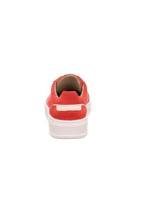 Rote Wildledersneaker mit weißer Gummisohle. Abgerundete Ferse und gepolsterter Schaft. Besitzt einen weißen Akzent auf der Rückseite. Flaches, schnürsenkelloses Design.
