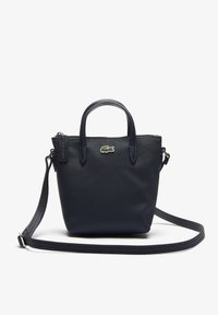 Borsa a mano blu navy con superficie testurizzata, doppio manico superiore, tracolla removibile e un piccolo logo verde. Chiusura con zip nella parte superiore.