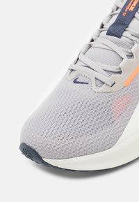 Nike Performance DOWNSHIFTER 13 - Løbesko til landevejen - light iron ore/thunder blue/total orange/sail