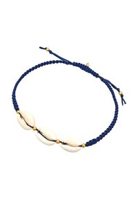 Pulsera de macramé trenzada en azul marino con tres acentos de concha blanca y cuentas doradas, ajustable con cuerdas de cierre.