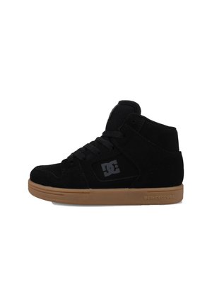 Zwarte suede hoge sneakers met een tan rubberen zool en zwarte veters. Beschikt over een logo patch aan de zijkant en een gevoerde kraag voor extra ondersteuning.