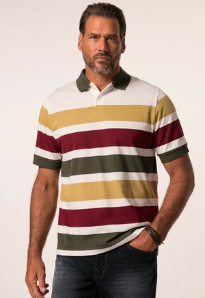 Polo confortable avec des rayures horizontalement disposées en jaune moutarde, bordeaux, vert et blanc, avec un col vert foncé et des manches courtes.