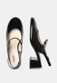 Chaussures slingback en cuir verni noir avec un talon carré, un bout arrondi et une bride ajustable à la cheville. Texture lisse et design minimaliste.