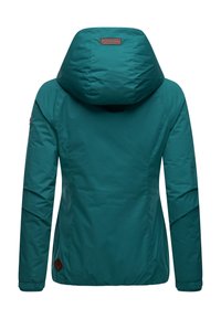 Žalsvai mėlyna izoliuota striukė su gaubtu, pasižyminti lygiu paviršiumi, prigludusiomis šoninėmis dalimis, elastiniais rankogaliais ir odine logo etikete ant nugaros.