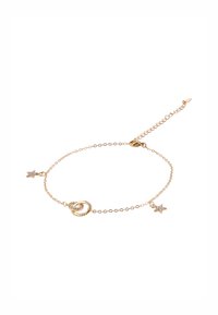 Gul kædearmbånd med sammenvævede ringe, to stjernecharms med små sten og en klipslås med justerbar kædelængde.