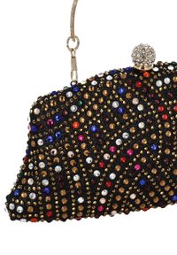 Fekete gyöngyözött kézitáska ívelt formával, sokszínű strasszkövekkel és aranyszínű díszítésekkel, ékszeres kapoccsal és rövid pánttal.