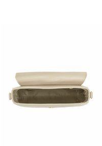 Beżowa skórzana kopertówka o gładkim wykończeniu, prostokątnym kształcie i z zapięciem na klapkę. Wnętrze jest wyłożone, zapewniając dużo miejsca.