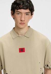 HUGO DLAWNO SLAWN IN - Camiseta estampada - beige nine