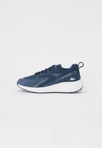 Granatowe buty sportowe wykonane z materiałów zamszowych i siateczkowych, z teksturowanymi detalami, białą podeszwą środkową oraz małym logo na pięcie.