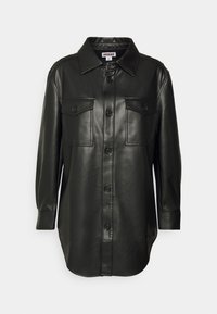 Černá kožená košile s dlouhými rukávy, zapínáním na knoflíky, dvěma náprsními kapsami a klasickým límcem; hladká textura a strukturovaný design.