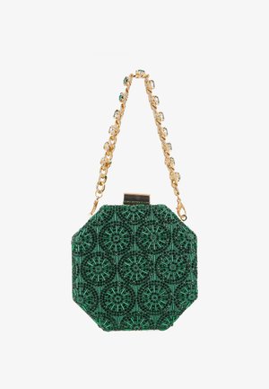 Groene achthoekige clutch met ingewikkelde kralenbloemenpatronen en een gouden kettingriem met kleine edelstenen als accent.