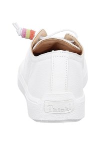 Weiße Leder-Sneaker mit strukturierter Oberfläche, ausgestattet mit einem farbenfrohen Loop-Accents an den Schnüren und geprägtem Branding auf der Ferse.