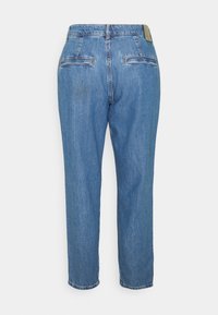 Vaaleansiniset farkut, joissa on korkeavyötärö, suorat lahkeet, kaksi takataskua ja nahkainen logopatchi vyötäröllä.