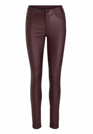 Pantalones de piel ajustados de color marrón oscuro con cierre delantero de botón, cremallera y diseño de cinco bolsillos.