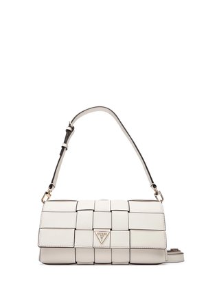 Borsa a tracolla bianca intrecciata con forma rettangolare, dotata di un logo triangolare dorato, tracolla regolabile e superficie texture.