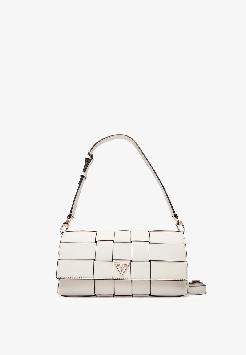 Bolso de mano tejido blanco con forma rectangular, que presenta un logotipo triangular dorado, una correa ajustable y una superficie texturizada.
