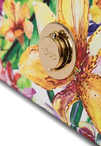 Borsa a fiore con finitura lucida, dotata di hardware dorato e chiusura rotonda. La texture è liscia, con colori vivaci e design dettagliati.