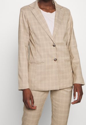 Beige ternet blazer med en notch-krave, to knapper og forlommer. Fremstillet af et struktureret stof, parret med matchende bukser.