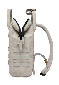 Grau Tasche mit einer strukturierten Oberfläche, oberem Reißverschluss, verstellbaren Trägern und drei vertikalen Gurtbändern an der Vorderseite zur Befestigung.