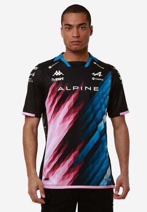 Zwarte jersey met geometrische roze en blauwe gradient patronen, met korte mouwen en een ronde hals, met gelabelde logo's op de borst en mouwen.