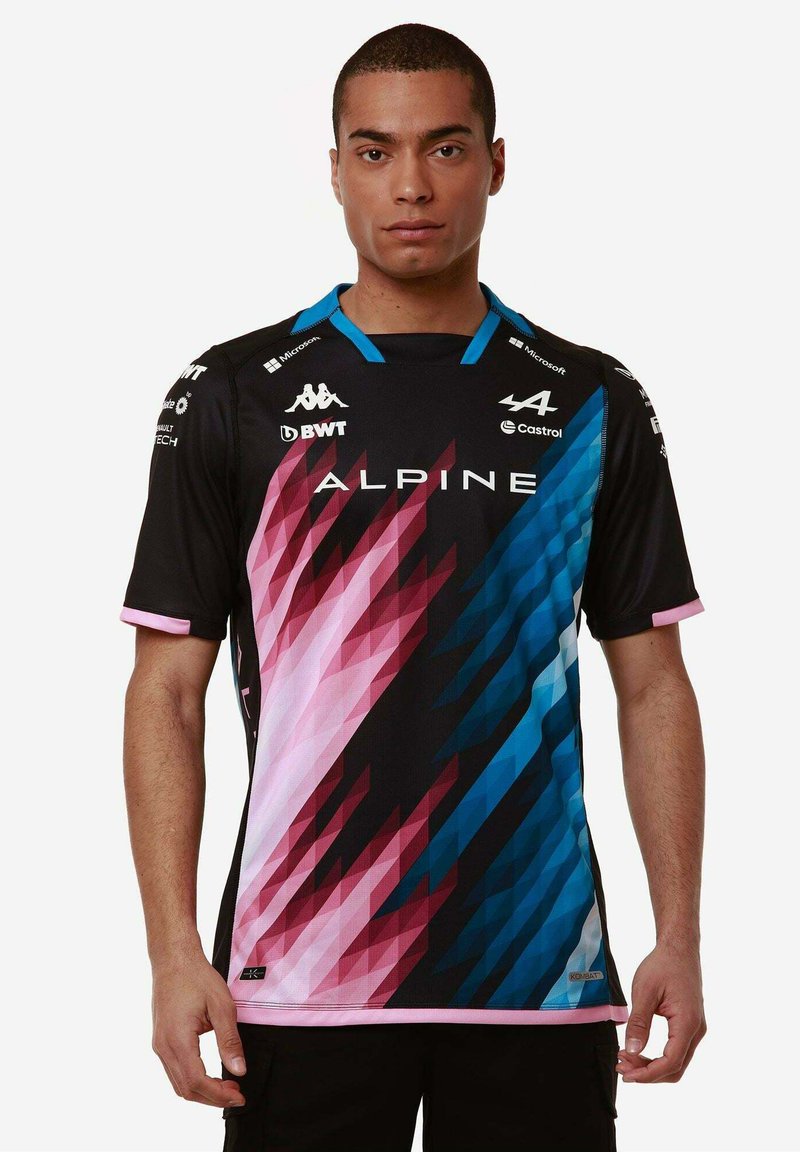 Sort trøje med geometriske pink og blå gradientmønstre, med korte ærmer og rund halsudskæring, med brandlogoer på brystet og ærmerne.