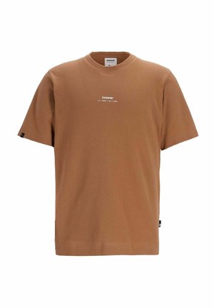 Braunes T-Shirt mit kurzen Ärmeln und Rundhalsausschnitt, vorne zentriert mit kleinem weißen Schriftzug "CHASIN’ 10 // AMS // 59 // AFW" bedruckt.