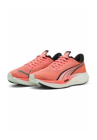 Zapatillas de running en un brillante color coral con una parte superior de malla texturizada, acentos en negro y una suela resistente que presenta un patrón y agarre distintivos.