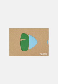 Porta gift card in cartone con un design ritagliato che presenta forme verdi e blu, marchiato con il logo di Zalando nell'angolo in basso a destra.