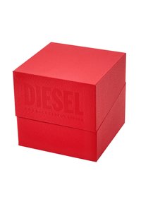 Rotes quadratisches Kästchen mit strukturierter Oberfläche, das auf der Vorderseite ein erhabenes "DIESEL"-Logo trägt. Glatte Kanten, minimalistisches Design.