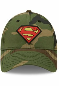 Camo-Baseballkappe mit einem großen gestickten roten und gelben Superman-Logo auf dem vorderen Panel, einem gebogenen Schirm und einem verstellbaren Riemen.