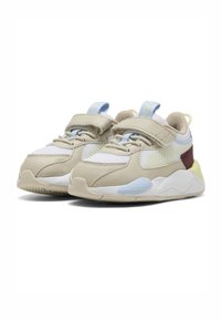 Scarpe sportive beige con materiali in rete e pelle. Presentano accenti blu e gialli, un cinturino in velcro e una suola in gomma strutturata.