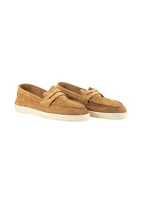 Zapatos marrones de ante tipo slip-on con suela de yute trenzado y un lazo decorativo en la parte superior, con una textura suave y diseño de punta redonda.