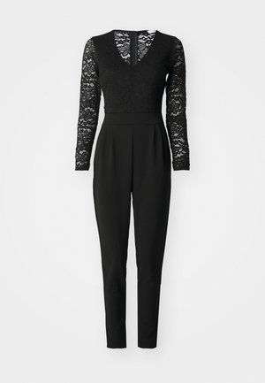 Sort jumpsuit med V-hals, lange blondermerker og tettsittende skråben ben med plisserte hofter. Glidelås i ryggen.