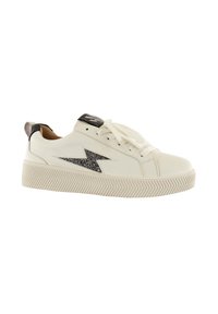 Baskets en cuir blanc avec un design de foudre noir pailleté, semelle en caoutchouc texturée et lacets blancs. Accent noir au niveau du talon.