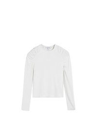 Top blanco de manga larga con textura acanalada, escote redondeado y detalles fruncidos en los hombros, que presenta una silueta ajustada.